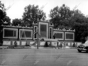 Preparativos de la tribuna de franco para el desfile de la victoria de 1963,...