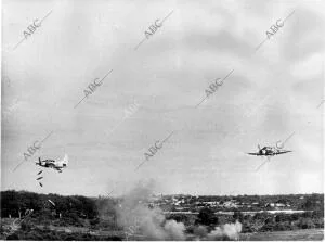 Aviones a 1 Skyraiders americanos bombardean zonas ocupadas por fuerzas del Viet...