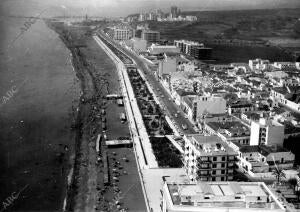 1965 (CA.) Vista aérea de la Playa de la Rada y el antiguo Paseo Marítimo de la...