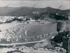 Foto de la playa de Tossa de mar tomada tras la Muralla