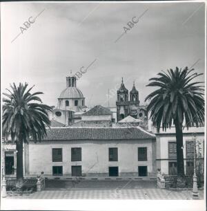 Vista del ayuntamiento y al fondo la catedral