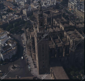 Vista aérea de la ciudad de Sevilla, con la Catedral, la Giralda, y la Plaza...