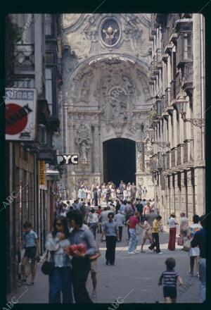 Calle Mayor, al fondo la portada de la Basílica de Santa María del Coro, con la...