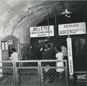Entrada a la estación de José Antonio (Actualmente Gran Vía) en el templete...