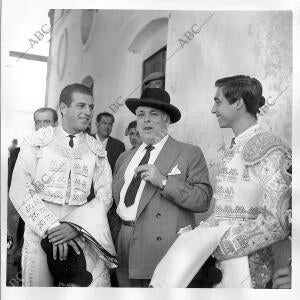 Antonio Ordóñez con el popular El Pipo (don Rafael Sánchez, apoderado de...