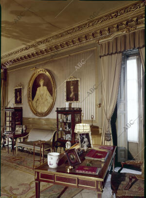 Vista de uno de los salones, tapizado en seda azul a juego con la tapicería de...