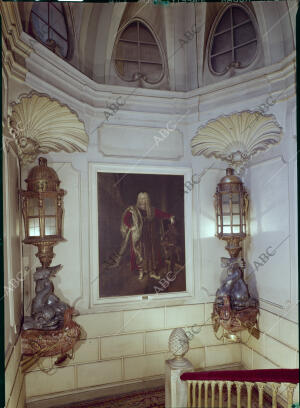 Escalera principal con el retrato de José Joaquín de Silva Bazán y Sarmiento,...