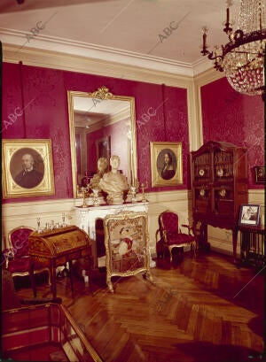 A ambos lados de la chimenea, pareja de retratos de Francisco de Borja de Silva...