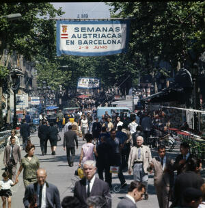 Una vista de las Ramblas, con los anuncios de las semanas asutriacas y el X...