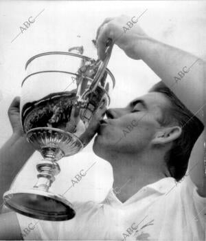 Manuel Santana Besa el trofeo que le Acredita como vencedor del torneo de...