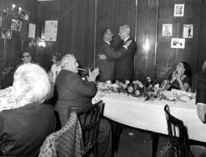 Don Manuel fraga Abraza A don <strong>Guillermo</strong> <strong>Luca</strong> de <strong>tena</strong> en presencia de Edgar...