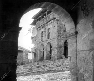 Vista parcial de uno de los Castillos de Santillana del Mar (Cantabria)