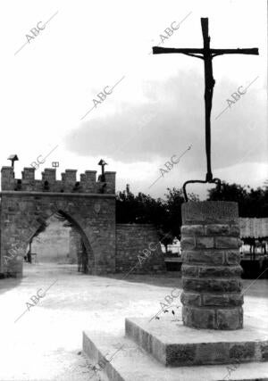 Crucero y arco del pueblo de Obanos (Navarra)