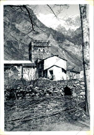 La torre Almenada de la Casa-fuente de los Juste Emerge sobre los Tejados de...