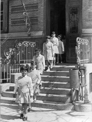 Grupo de Escolares en el comienzo del curso Escolar (Escuelas Aguirre)