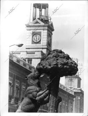 La estatua del oso y el madroño en su primer emplazamiento de la puerta del sol