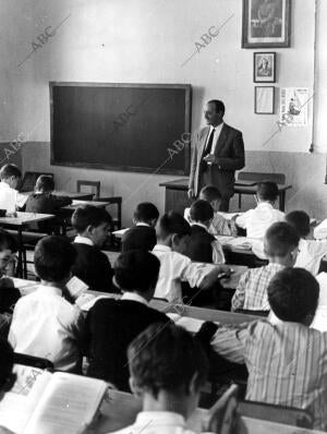 Profesor Impartiendo una clase de Primaria