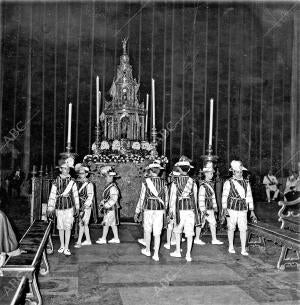 Finalizada la solemne procesión por las Calles de Sevilla, los Seises Bailan en...