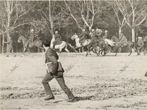 Policías a caballo durante los disturbios