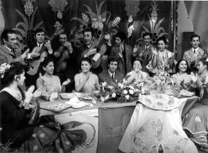 Mesa del torero José Fuentes y el cuadro flamenco De "los Canasteros", en la...