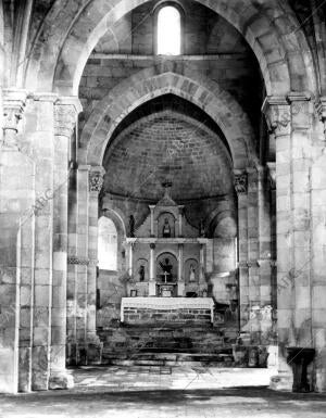 Interior de la iglesia de Cozuelos de Ojeda, de estilo Románico (Palencia)