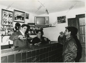 Urtáin sirve un vaso de chacolí, ante la atenta mirada de su madre, en el bar...