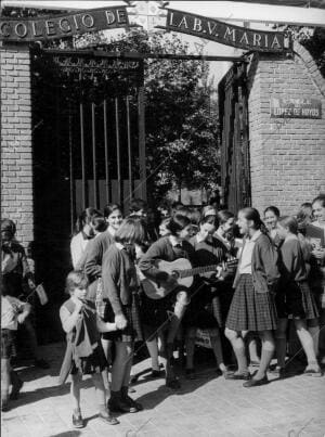 Un grupo de Escolares A la salida del colegio de las Irlandesas