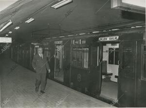 Un trabajador del <strong>Metro</strong> en el andén de una de las estaciones