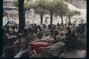 San Sebastián, 1970 (CA.). Terraza de un bar en una calle de la ciudad