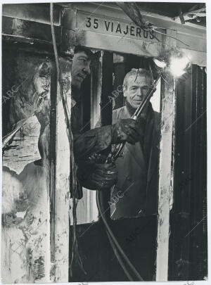 Trabajadores del Metro de Madrid reparando un vagón en la estación de Red de San...