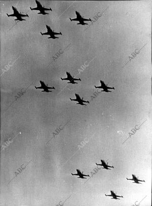 Aviones en formación durante el desfile de la victoria de 1970