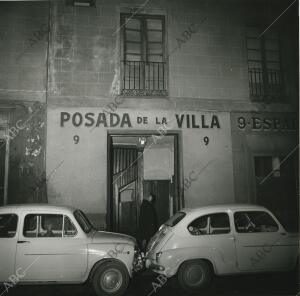 En la imagen, unos Seat 600 aparcados en la puerta