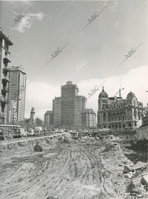 Plaza de España en obras, para la realizacion de un paseo subterraneo que la...