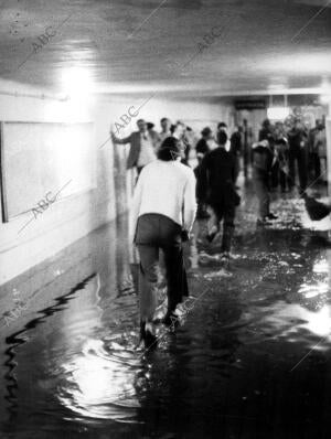 Inundación de uno de los Pasos de Peatones debido A una fuerte tormenta de...