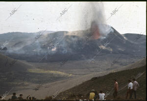 En la imagen, la lava es expulsada violentamente