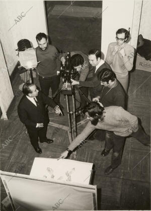 Escuela oficial de cinematografía. En la imagen, alumnos en una clase