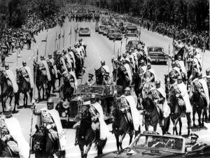 El coche oficial del Generalísimo, Siendo Escoltado por la guardia Mora, A su...