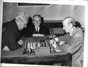 Ancianos Jugando una partida de ajedrez en el hogar del anciano en Aranjuez