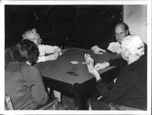 Mujeres Jugando una partida de Cartas en el hogar del anciano en Aranjuez