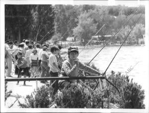 Concurso infantil de pesca durante las Fiestas de <strong>san</strong> <strong>isidro</strong> de 1973 en la casa...