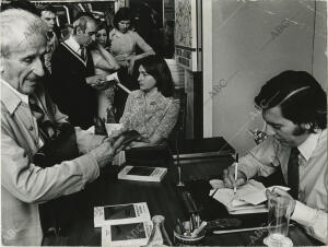 El escritor Mario Vargas Llosa firmando ejemplares en una caseta de la Feria del...