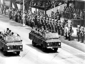 Franco, junto al príncipe Juan Carlos, Observando el desfile desde su Tribuna