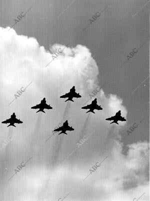 Aviones en formación en el desfile de la victoria de 1973