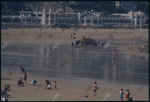 Un camión de los servicios municipales limpia la playa