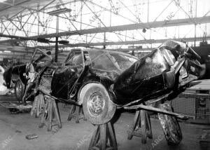 Vista lateral de cómo Quedó el coche después de la explosión donde Murío el...