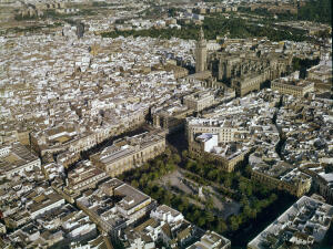 Vista aérea de la ciudad de Sevilla, con la Catedral y la Giralda, la Plaza...