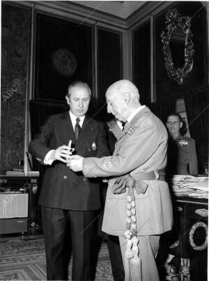 Juan Antonio Samaranch con Francisco franco en la Feria del salón Naútico...