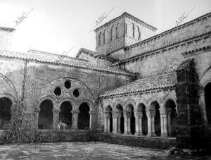 Vista del Ineterior de la colegiata de Santillana del Mar (Cantabria)