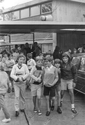 Escolares Posan Sonrientes ante la Inaguracion del nuevo curso escolar 1975-76