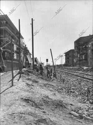 En Imagen, unos Niños Jugando junto A la vía del tren en la localidad Madrileña...